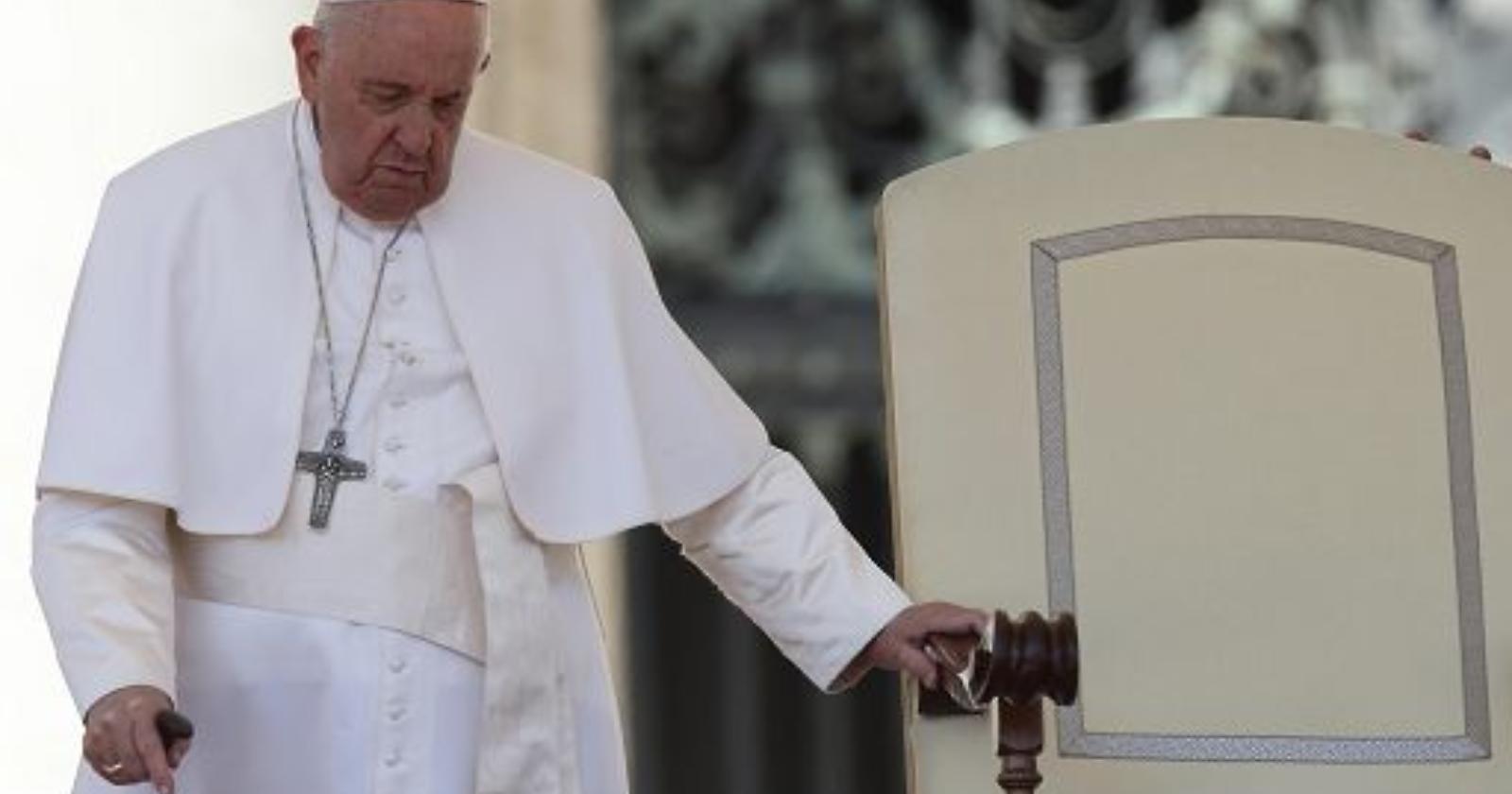 Le condizioni del Papa, Pregliasco: «Il bollettino è preoccupante, difficoltà di reazione alla terapia». Prognosi riservata