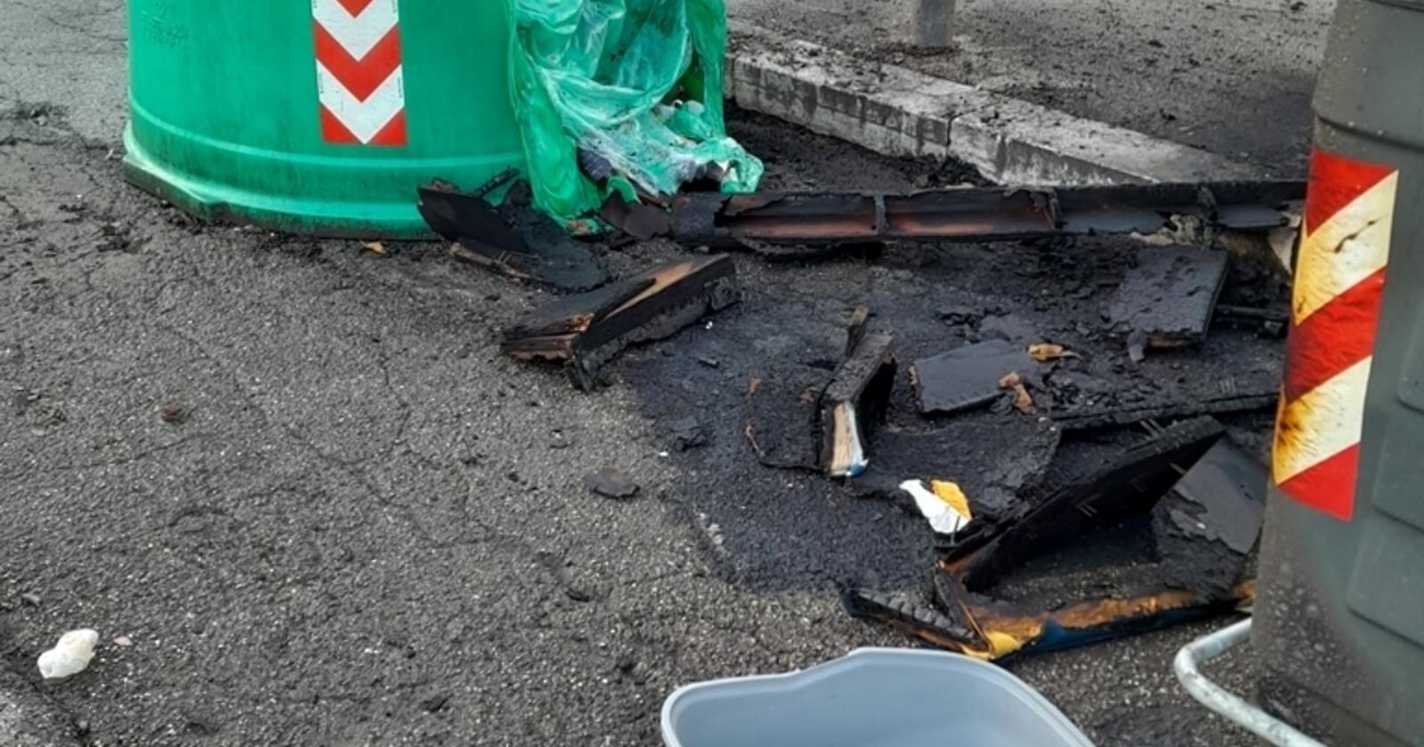 A Foggia una banda di ragazzini incendia cassonetti dell'immondizia, blocca una strada e si scaglia contro le forze dell'ordine