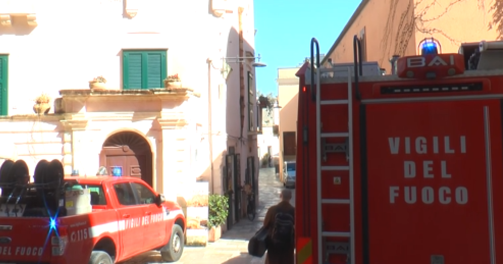 Paura in via delle Beccherie a Matera: fiamme in un locale fatiscente riparo di un cittadino extracomunitario