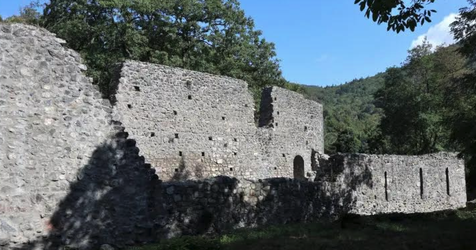 Frammenti di cielo: il docufilm che racconta le mura millenarie di Sant'Ippolito a Monticchio
