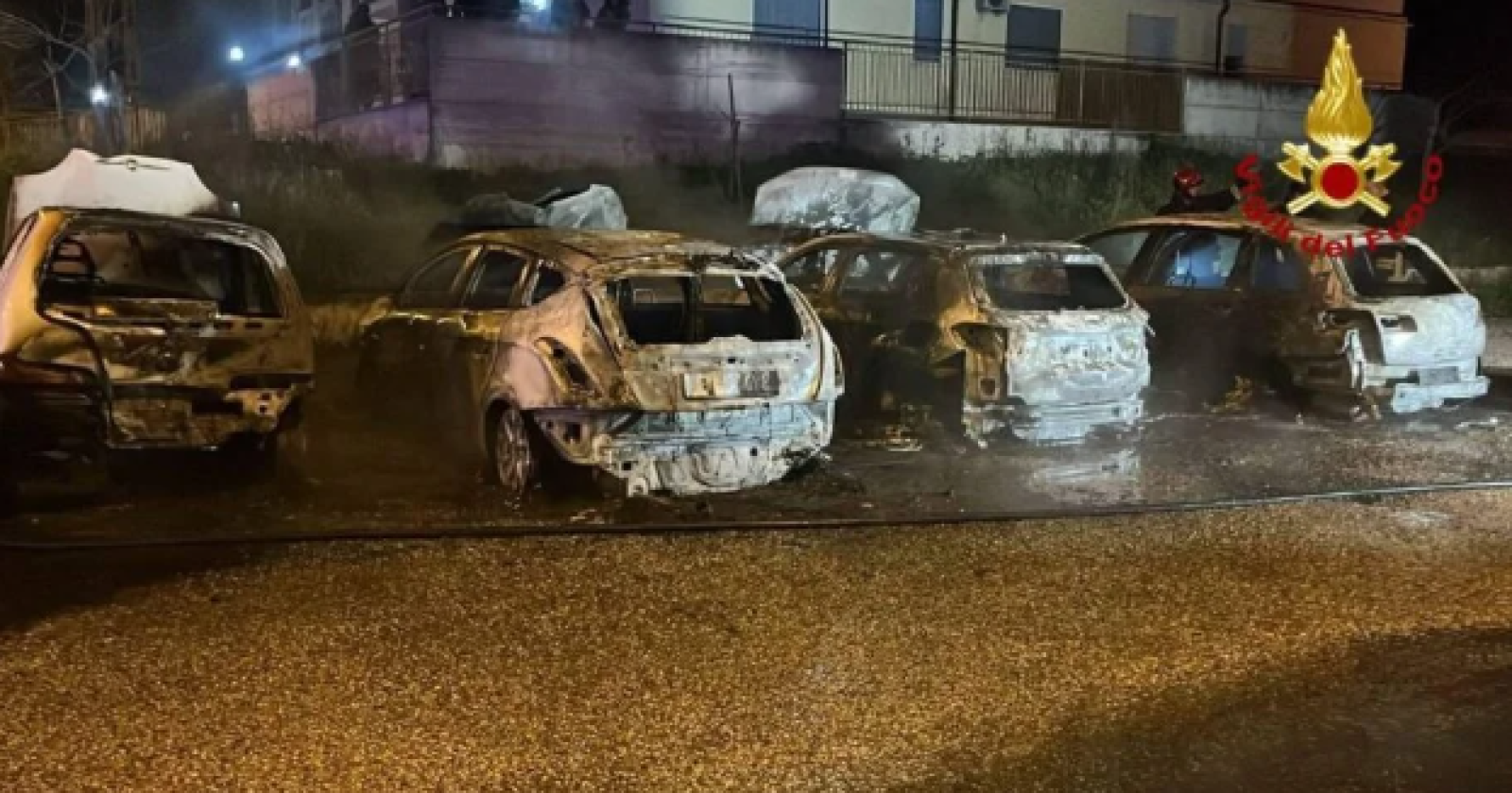 Lavello, 4 auto in fiamme: Carabinieri a lavoro 