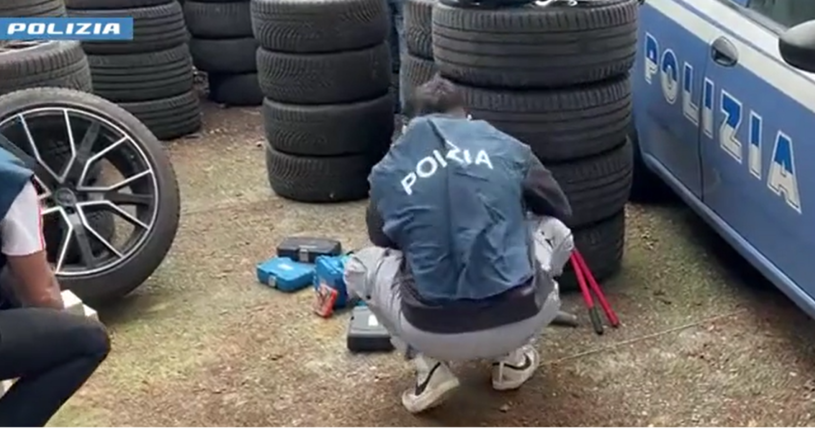 La Polizia di Milano arresta due delinquenti della provincia di Foggia specializzati in furto di pneumatici