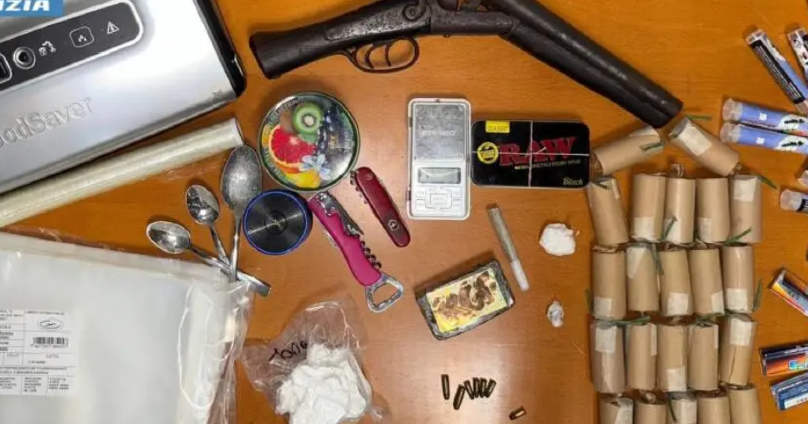 Cocaina, hashish, un fucile a canne mozze e artifici pirotecnici artigianali: arrestato un 33enne di Potenza