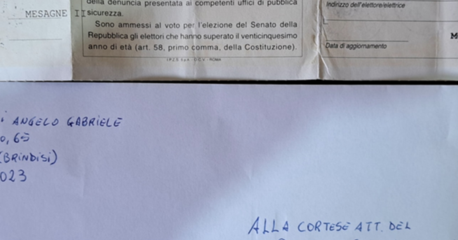 Sovraindebitamento: nessuno lo ascolta, strappa la tessera elettorale e ne invia metà a Mattarella e metà alla Meloni