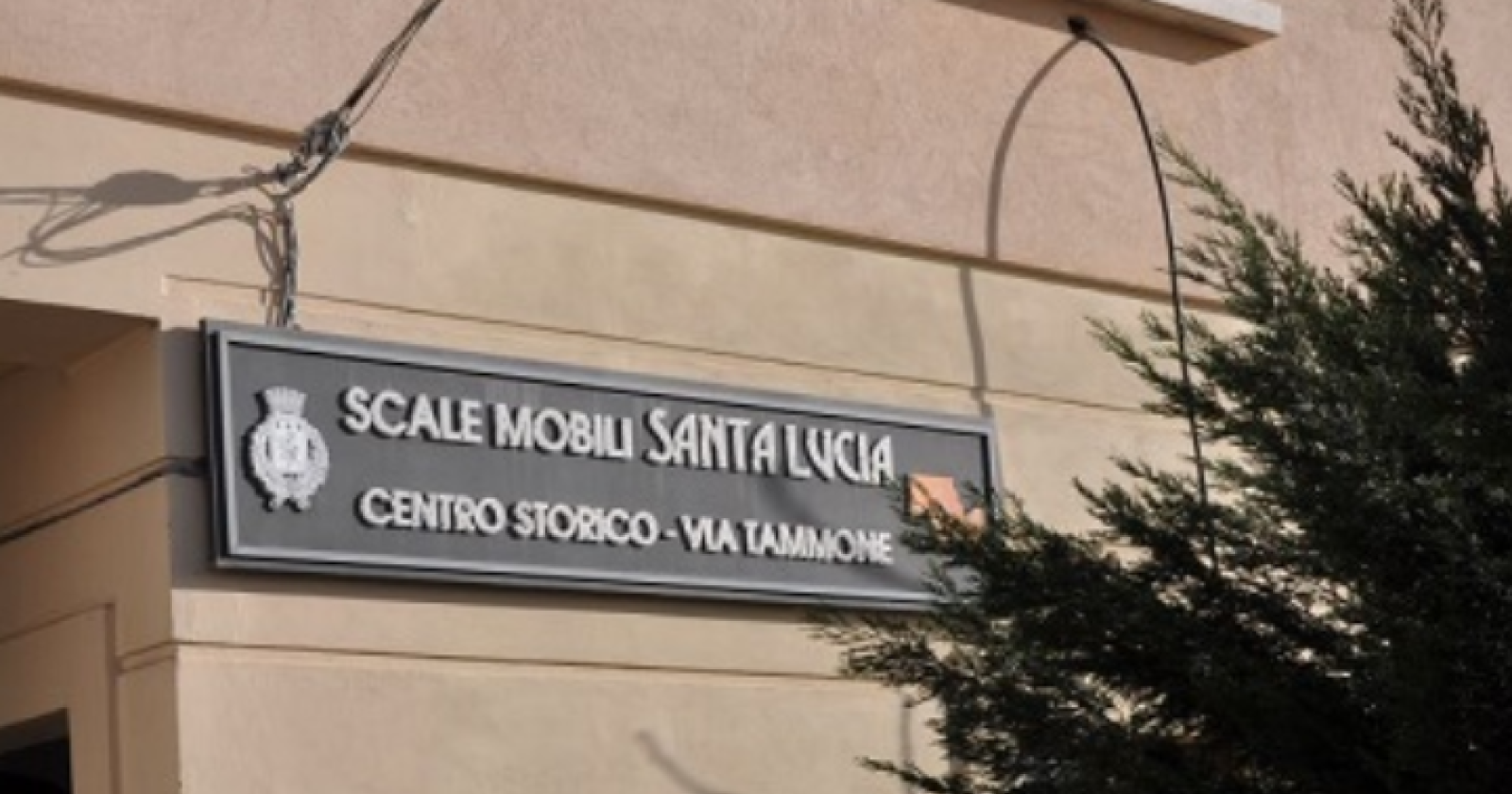 Aggredito per aver difeso delle donne: paura sulle scale mobili di Potenza