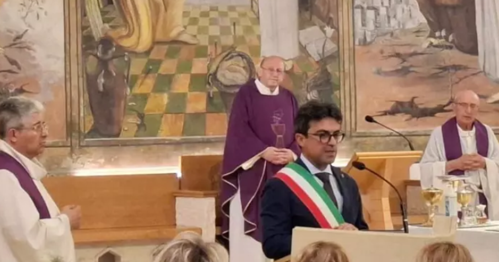 Un lungo applauso per salutare Giuseppe e Maria: commozione a Matera