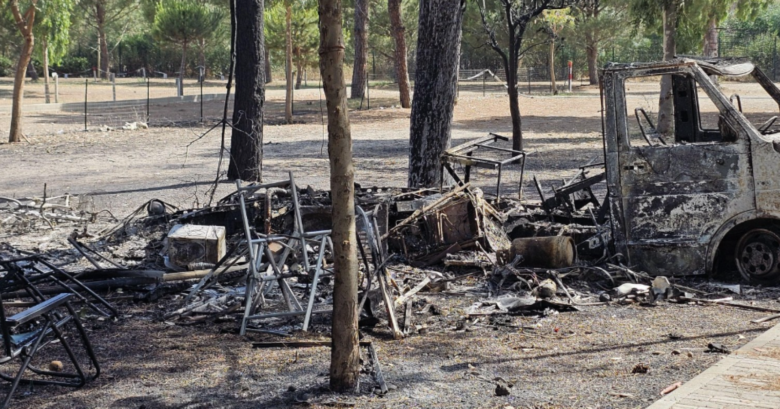 Dopo il fuoco, la ripartenza: a Metaponto aria pulita e spiagge riaperte, ancora off limits due strutture