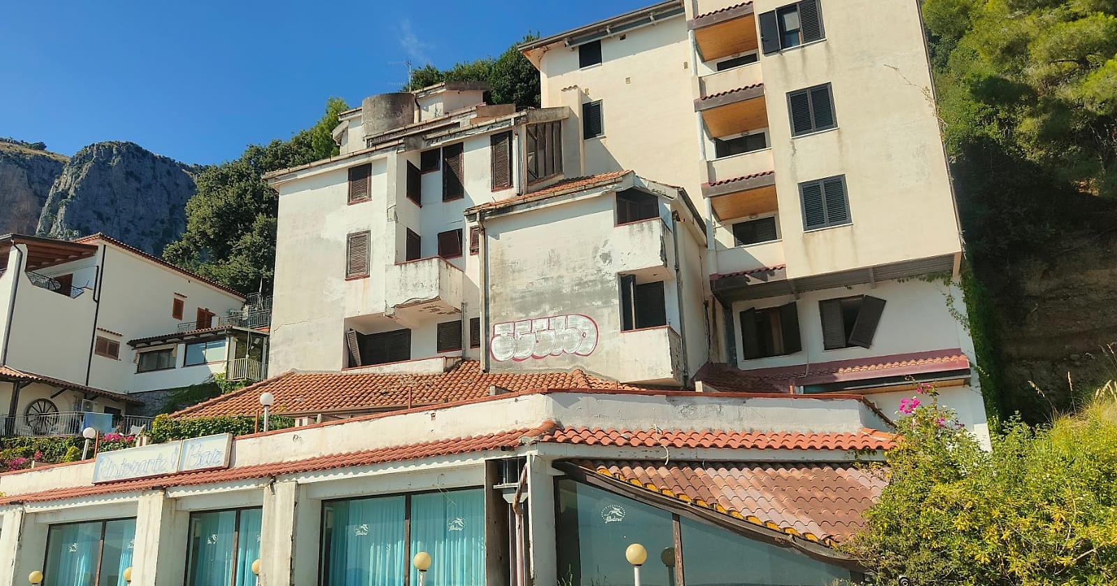 Hotel Albatros, una ferita vista mare che sfigura Acquafredda di Maratea