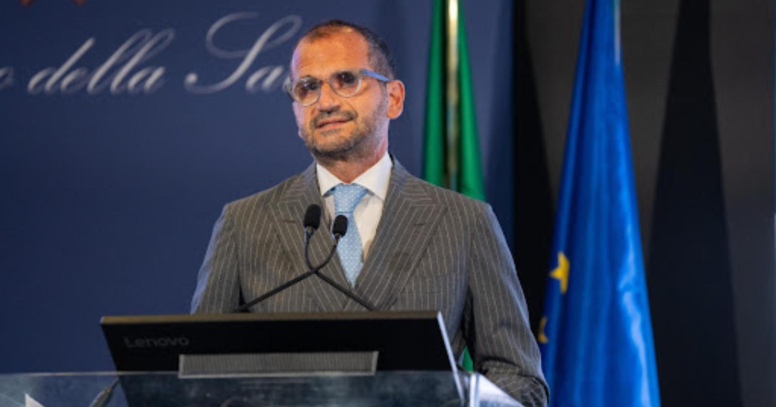 Il sottosegretario Gemmato bastona Speranza e virostar: "Piano pandemico non aggiornato e caos nella comunicazione"