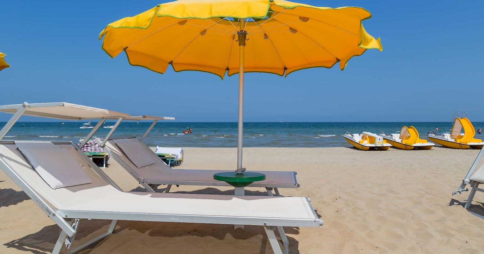Prezzi in salita, famiglie in difficoltà: al mare si risparmia (o si rinuncia)