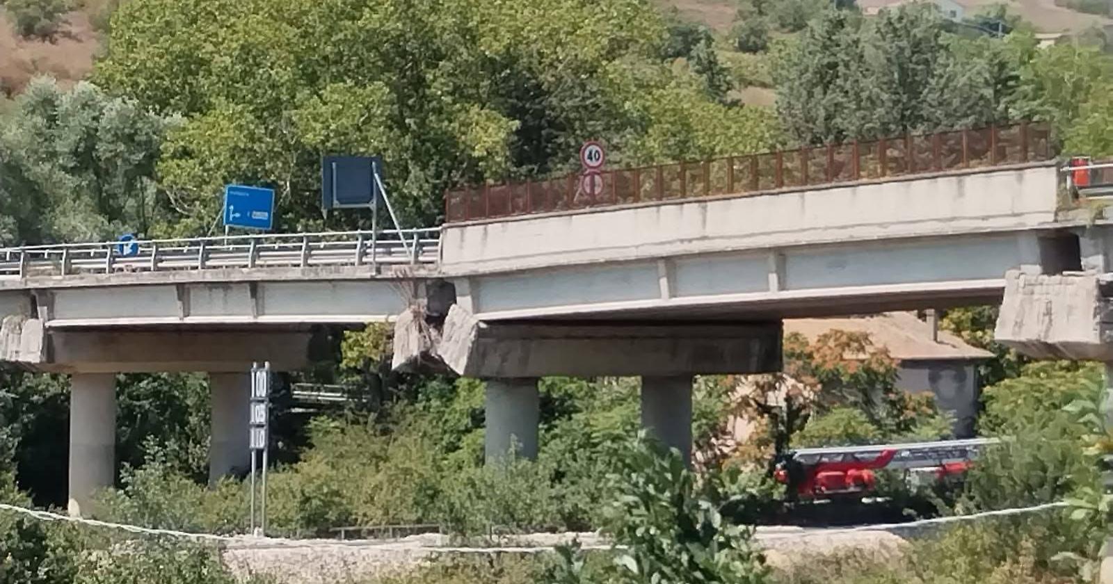 Viadotto Tiera, crolla un pilone: chiuso il ponte e interrotta la linea ferroviaria Potenza – Melfi