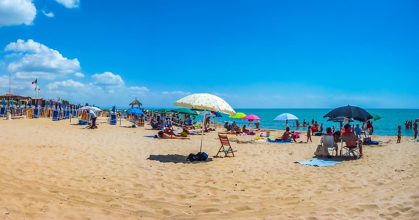 Ombrelloni d’oro e spiagge libere affollate: la nuova estate italiana