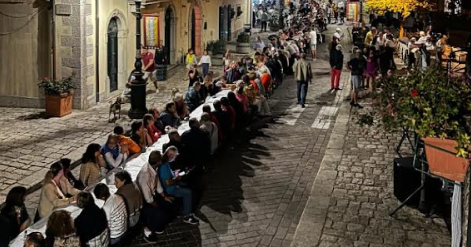 Pescopagano apparecchia in piazza la grande tavolata per gli emigrati