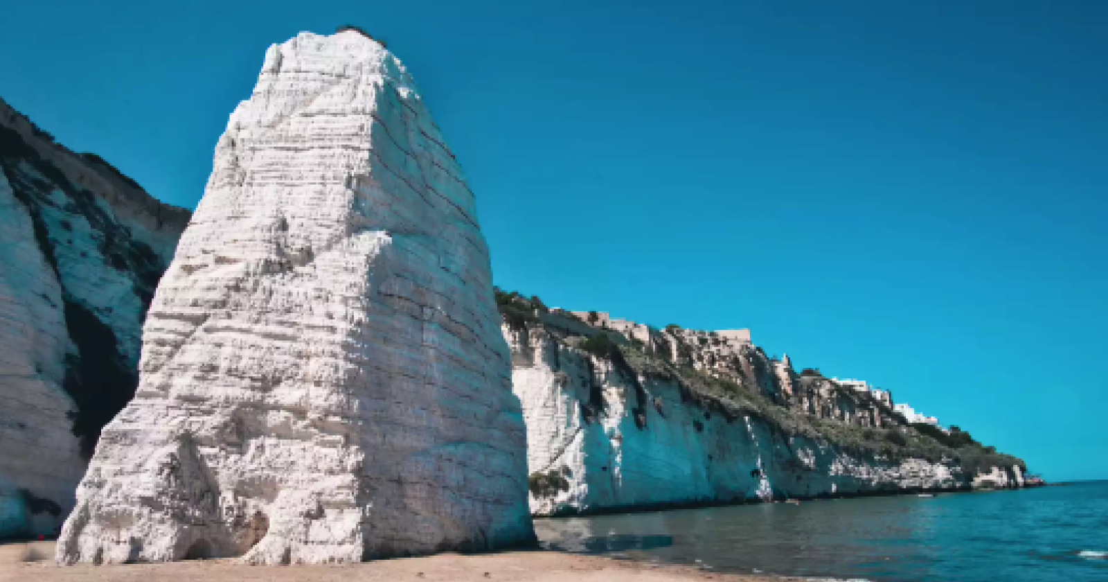 Linea Verde a Vieste, tra trabucchi, grotte, faggete e storie d'amore pietrificate, come quella di Pizzomunno