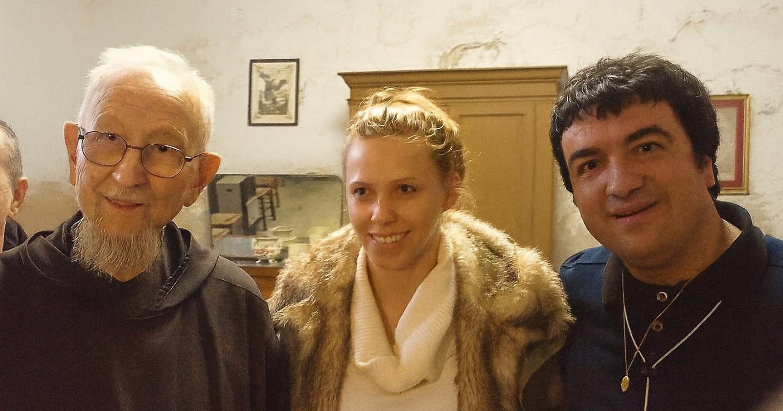 Dal luccichio delle passerelle all’oscurità dell’abisso. Ania Goledzinowska racconta il suo «faccia a faccia con il demonio», tra esorcismi e il suo percorso di fede. Con un capitolo sulla sua esperie
