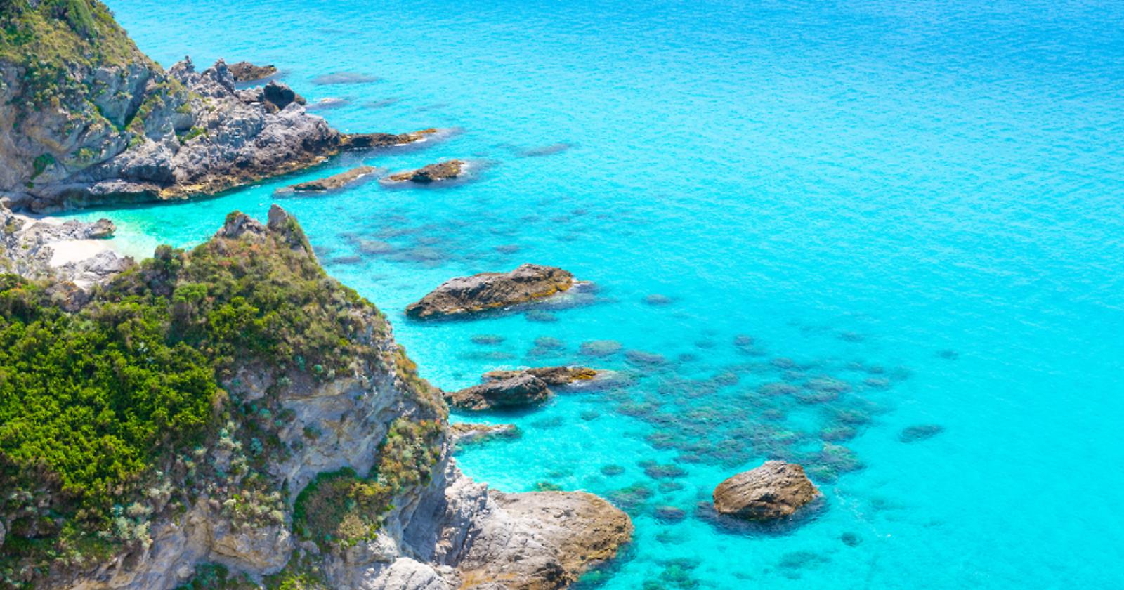 Addio estate 2025: italiani in vacanza tra brevi soggiorni, mare e pagamento flessibile