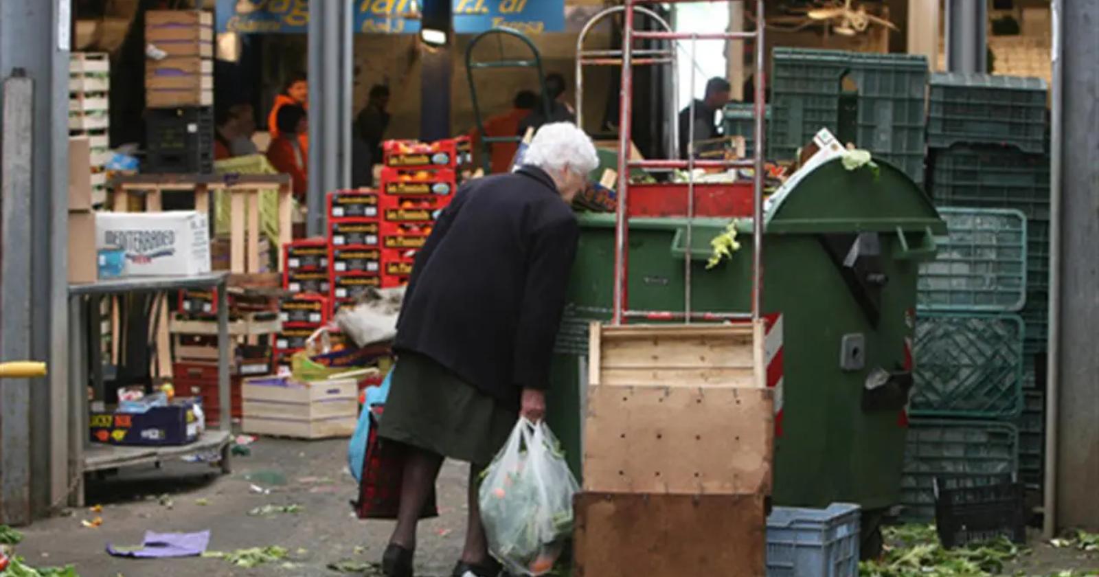 Istat: sono 5,7 milioni gli italiani in povertà assoluta. Mezzogiorno maglia nera d'Italia