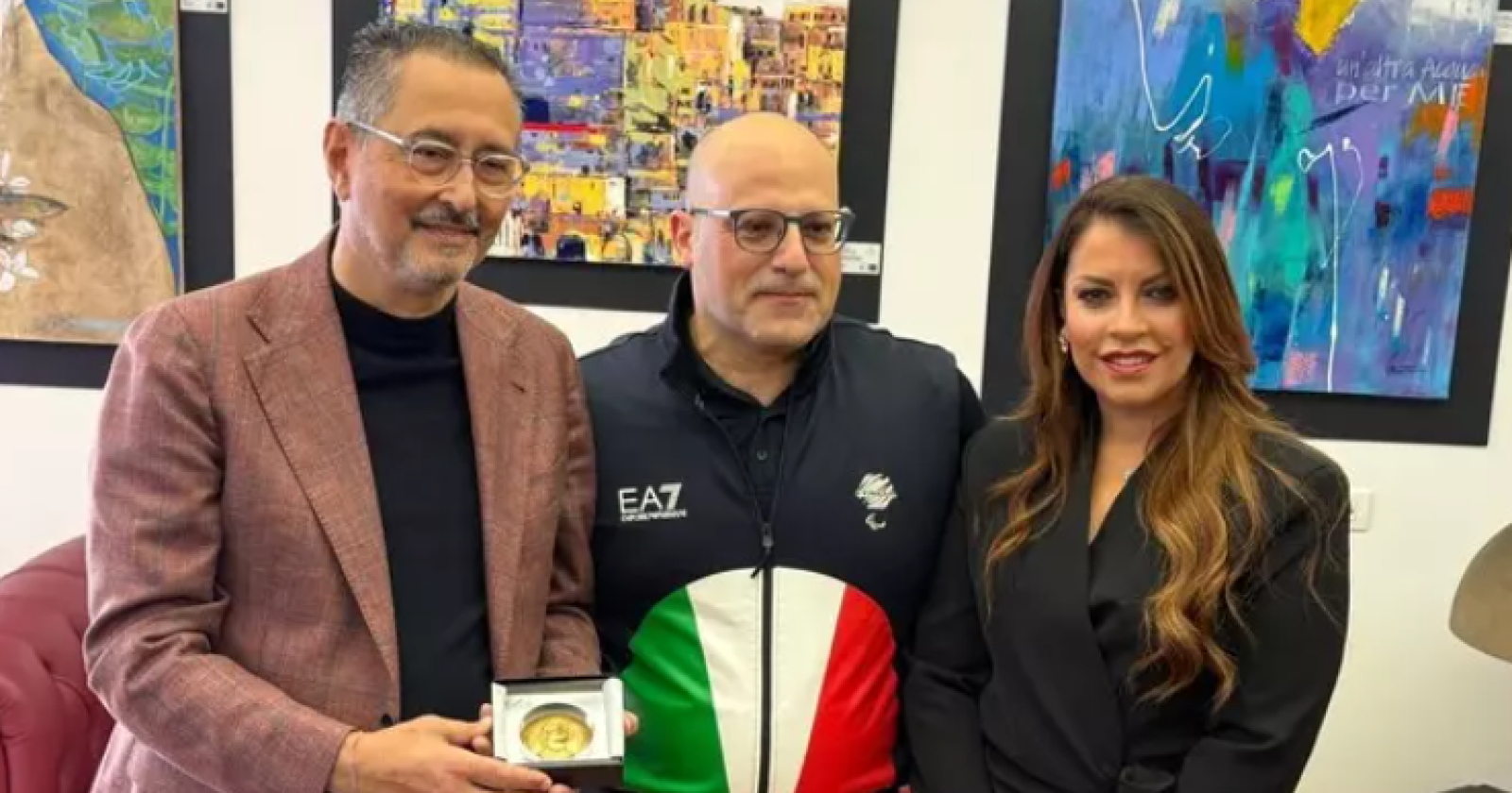 L'atleta paralimpico Nicky Russo riceve la medaglia d’oro dei 40 anni della Regione Basilicata