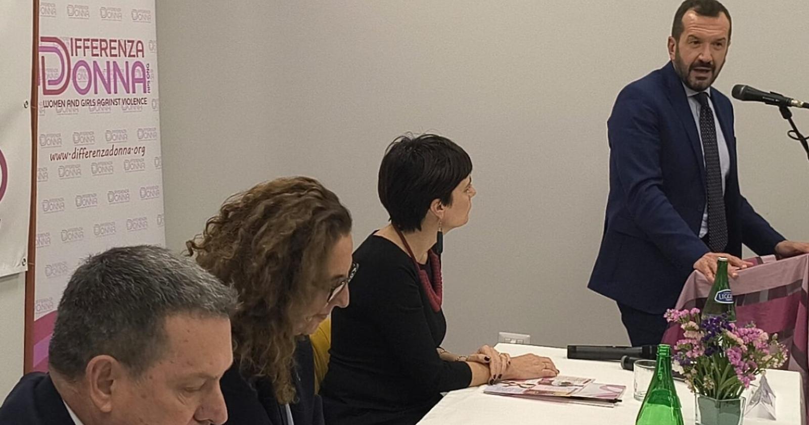 A Palazzo San Gervasio un presidio contro la violenza sulle donne, presenti Pepe e Ferro: lo Stato c'è