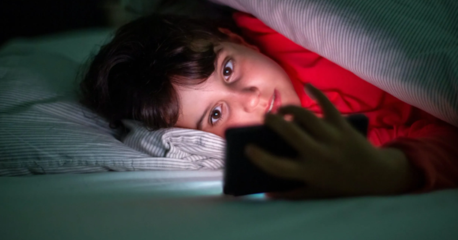 Smartphone, tablet e social: dai pediatri italiani le regole per proteggere bambini e adolescenti