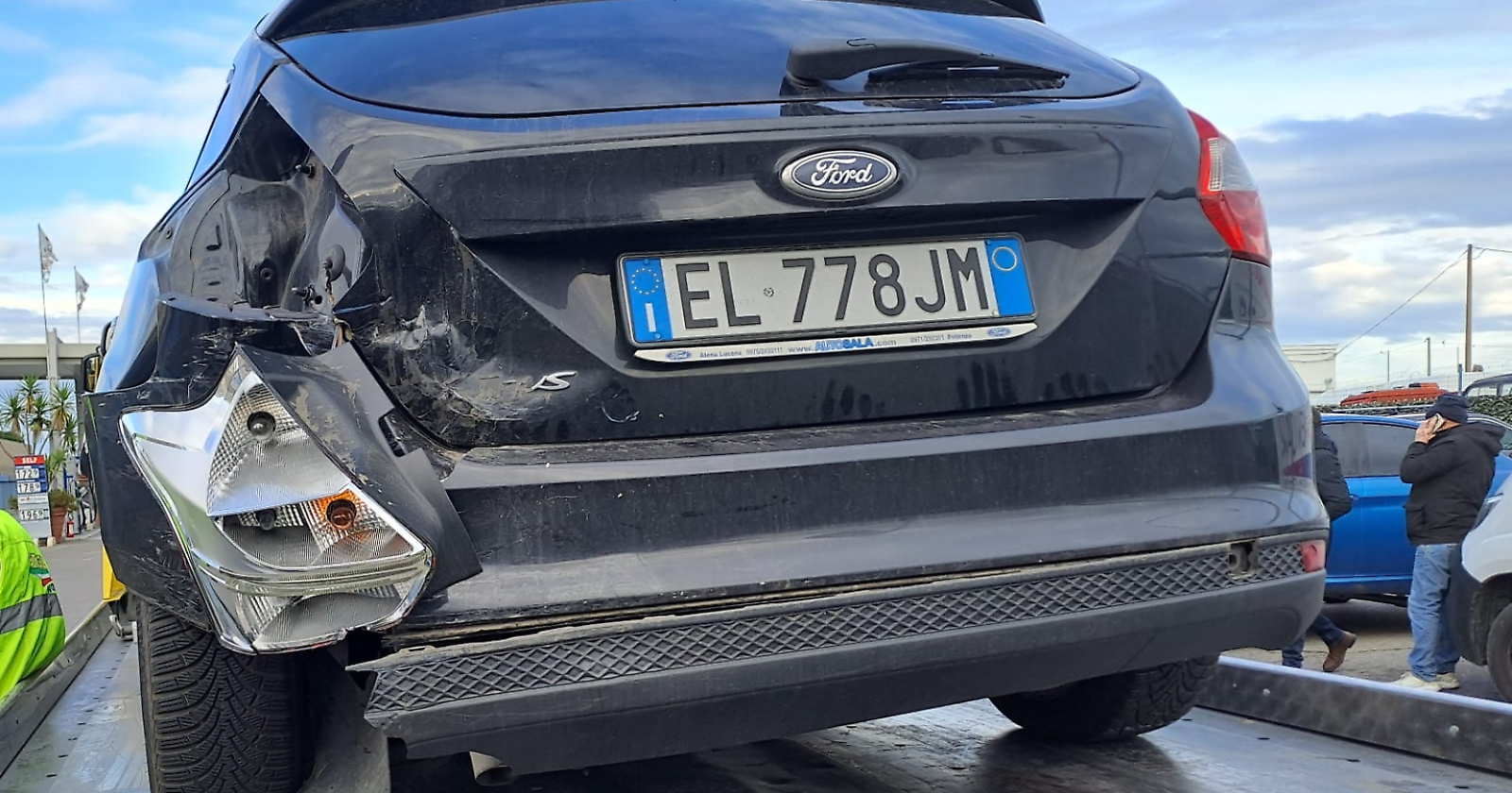 Scontro sulla Jonica: Focus tamponata da una Giulia Veloce. Coinvolto anche un furgone