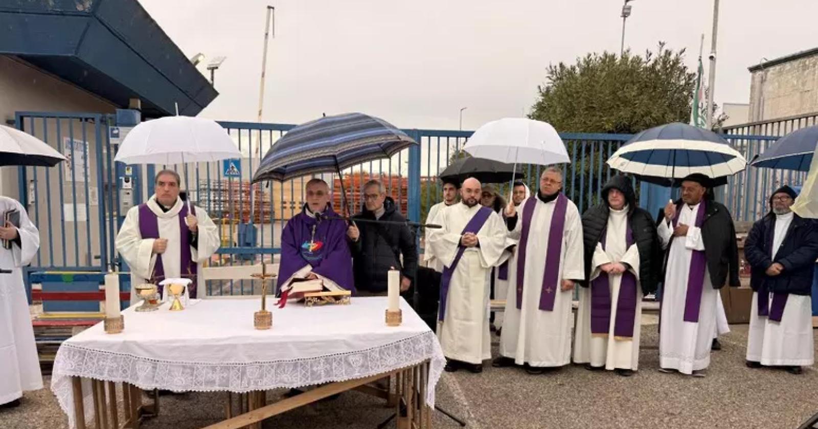 Il vescovo di Melfi al presidio dei lavoratori dell'Indotto per celebrare la Messa natalizia 