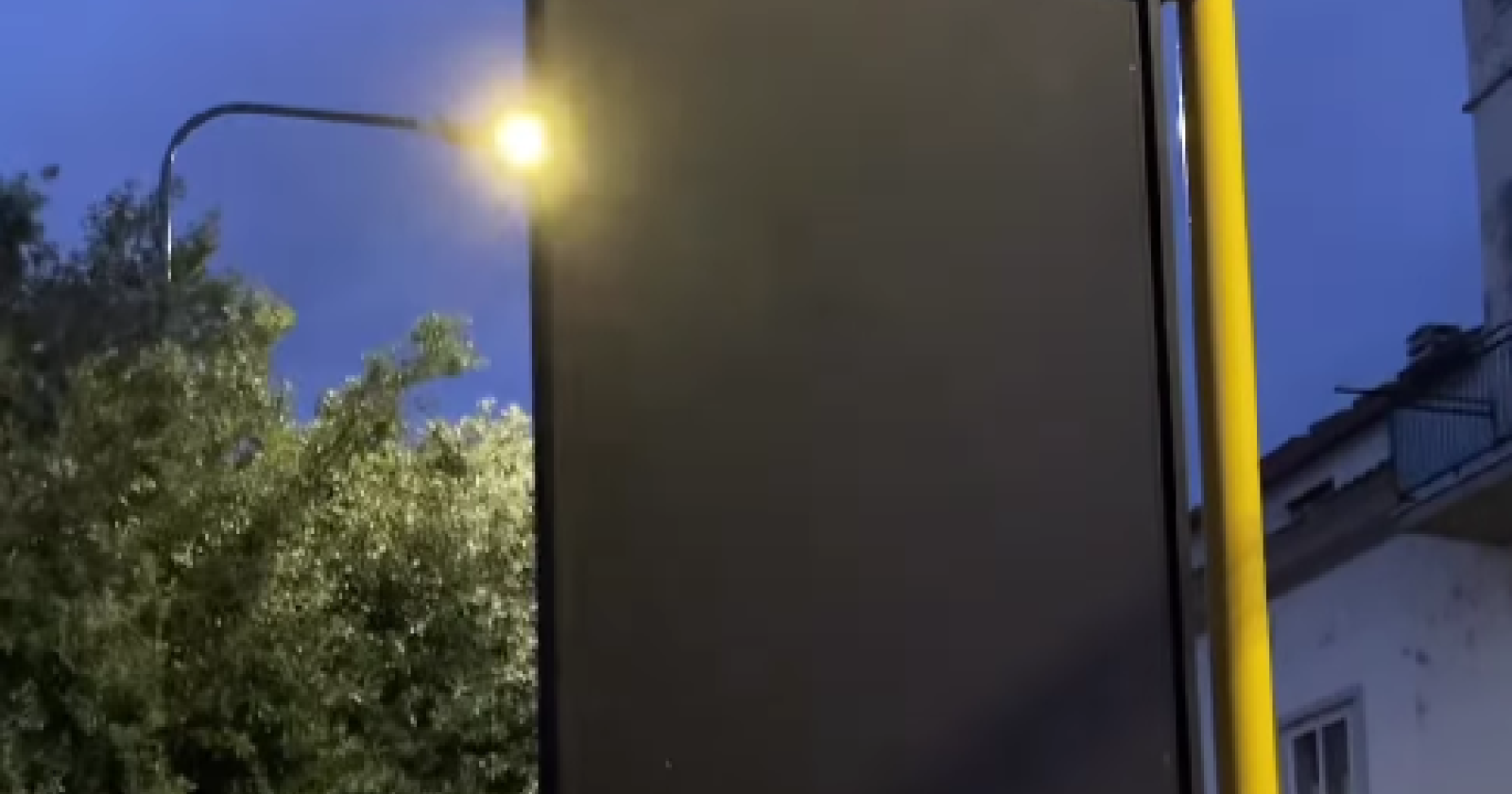 Potenza, quel cartello pericolante a Santa Lucia: la denuncia corre sui social