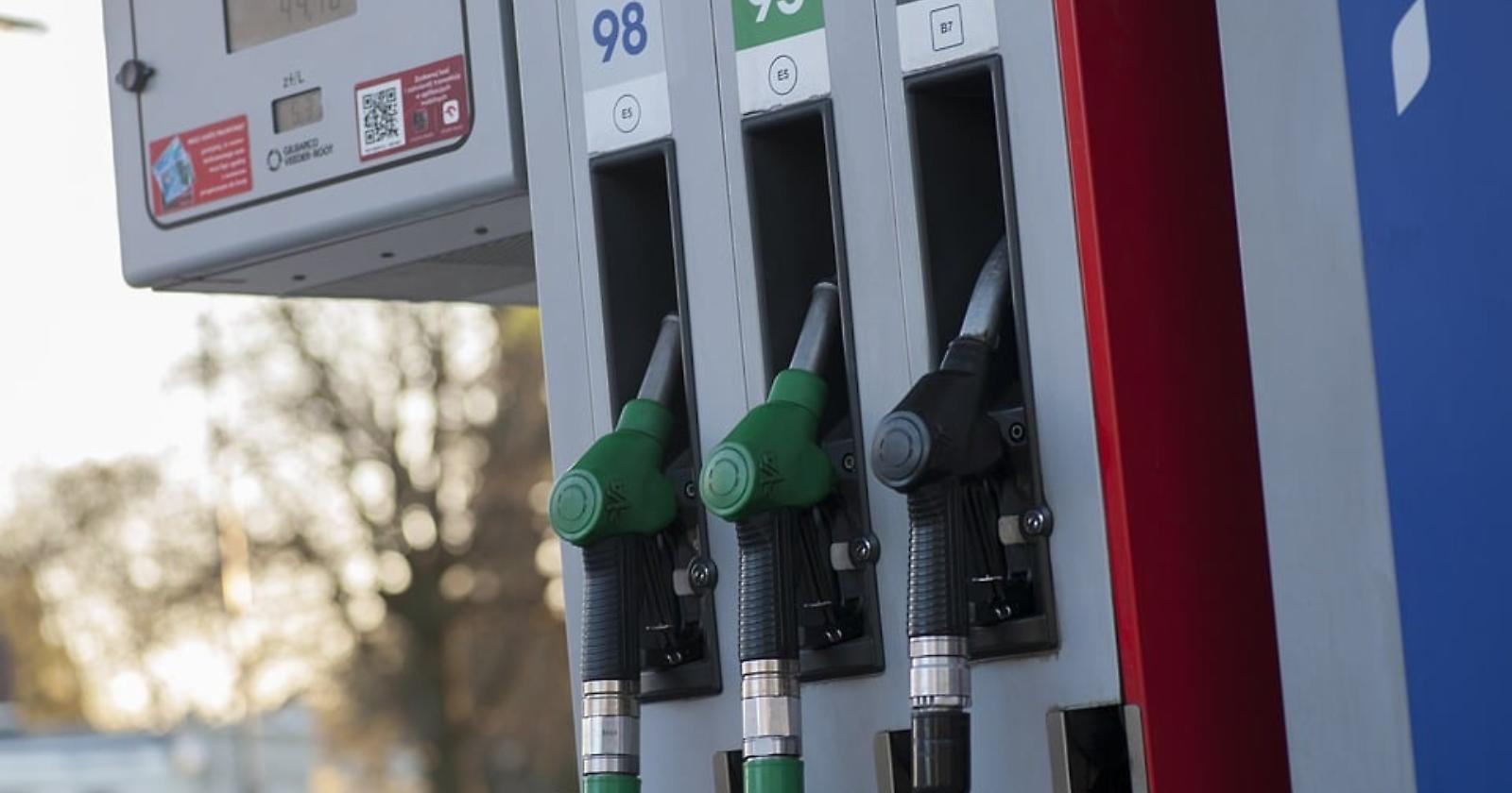 Gasolio pi&ugrave; caro della benzina: prima inversione dal 2023