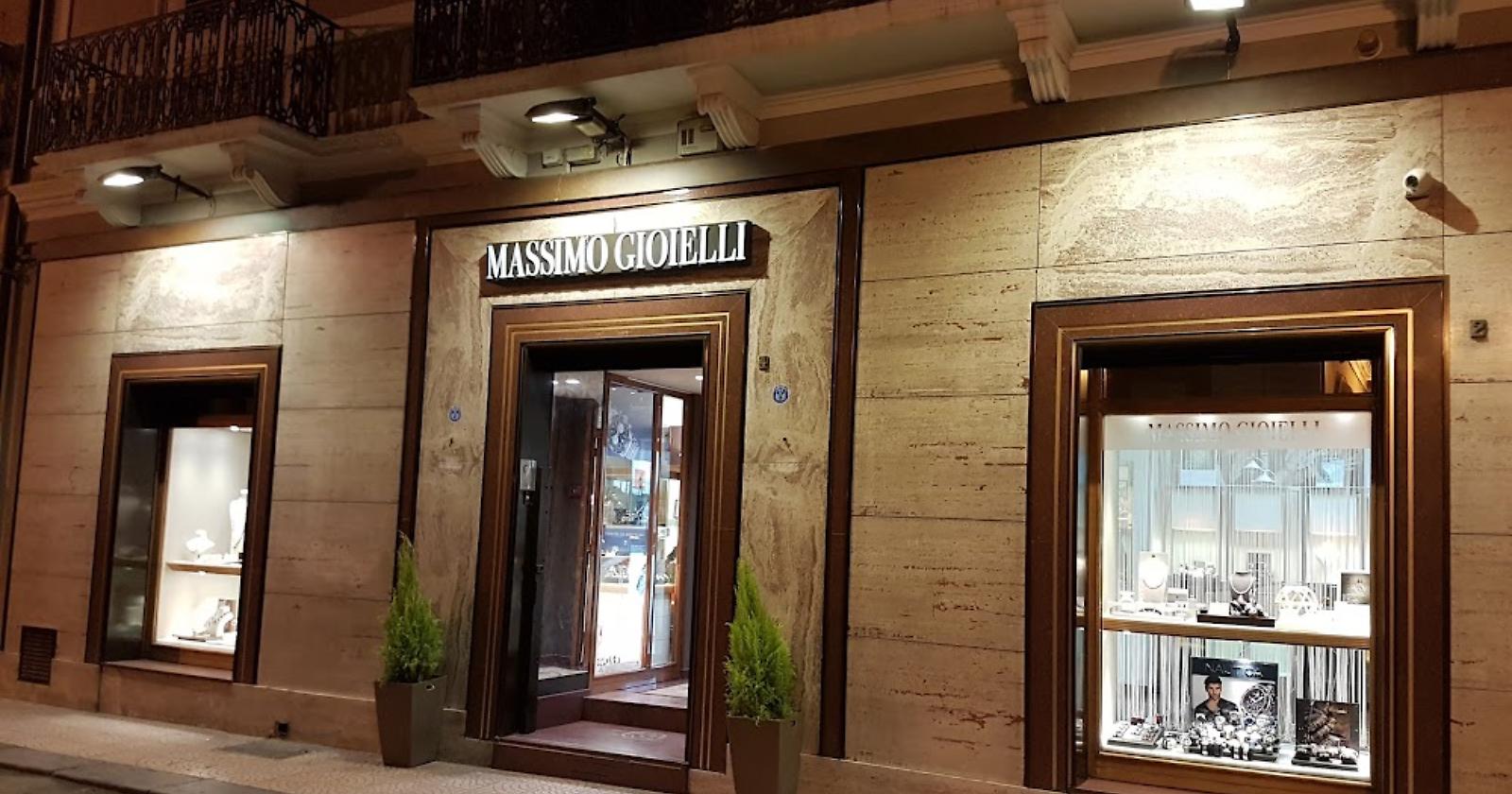 Rapinano "Massimo Gioielli" nel centro di Foggia nascondendo la refurtiva sotto un'auto, la Polizia la recupera