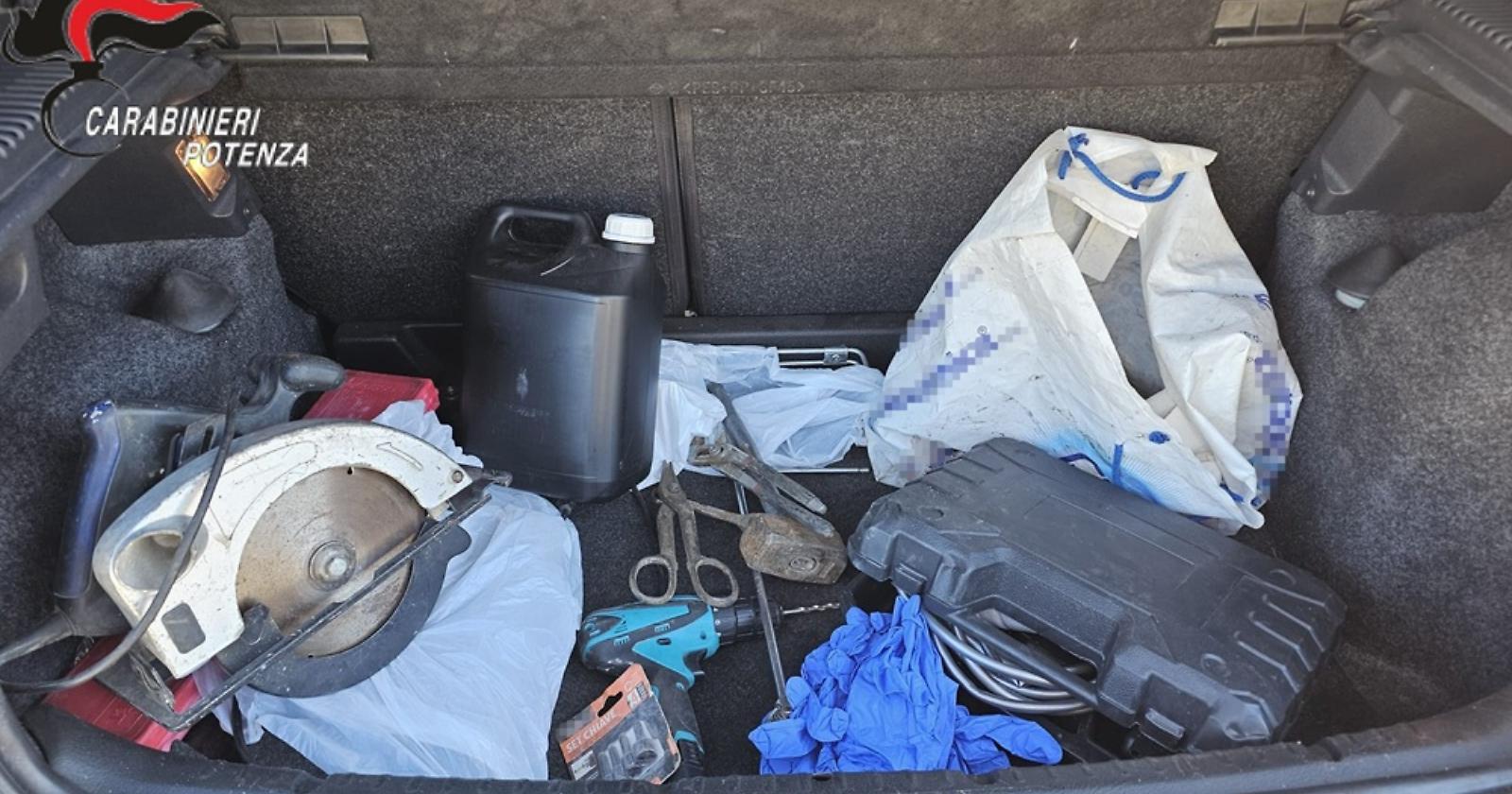 Controlli nel Lagonegrese: fermate due auto con kit da scasso, tre pregiudicati campani nei guai