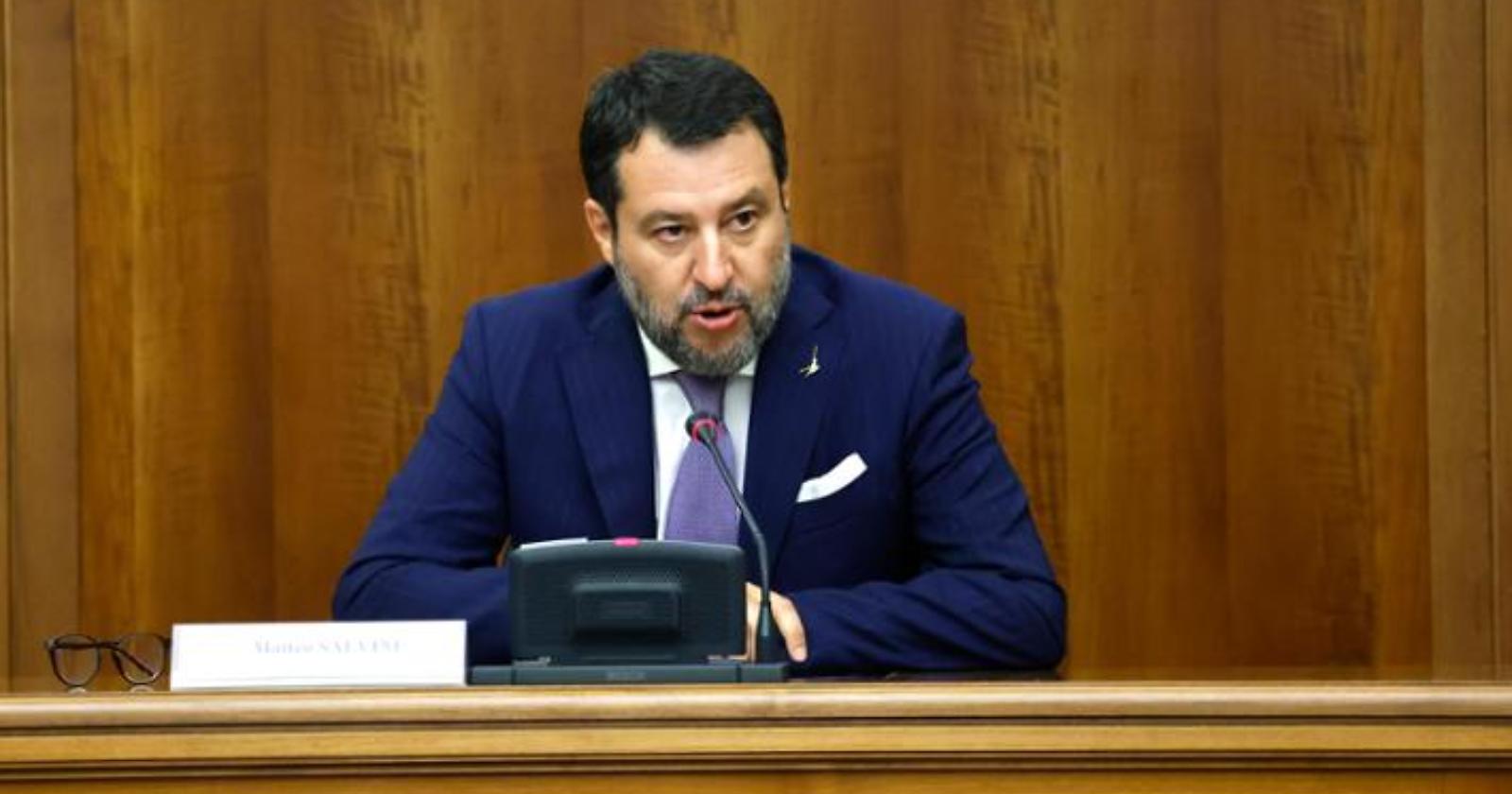 Sicurezza, Salvini: &ldquo;Con un coltello in classe sei fuori da questo Paese&rdquo;