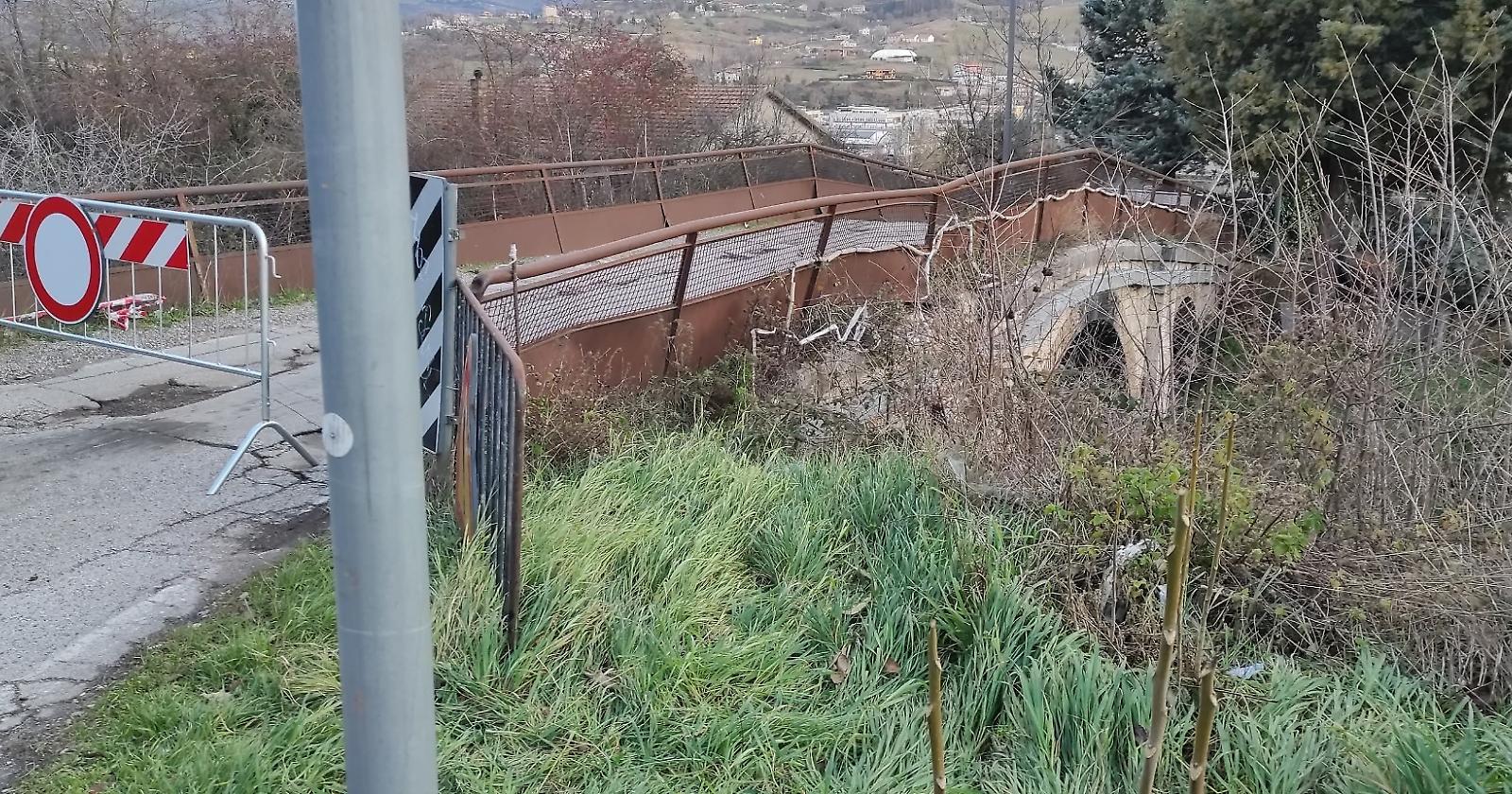 Ponticello di via Grippo a Potenza chiuso da oltre 10 giorni, crescono i disagi nel Rione Lucania