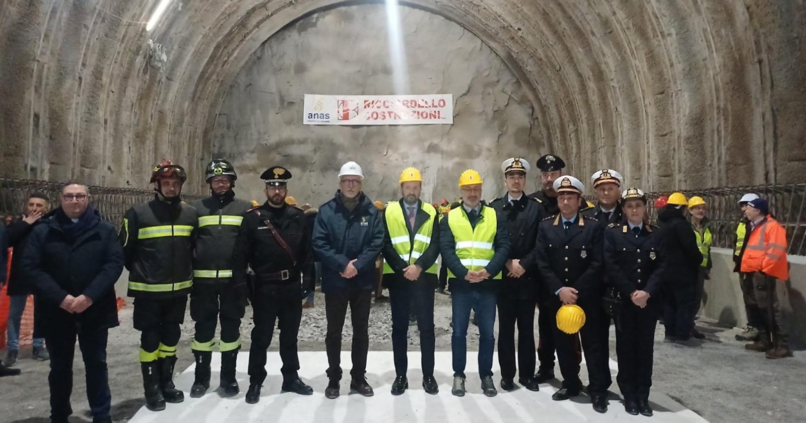 Maratea, abbattuto l&rsquo;ultimo diaframma della galleria Acquafredda lungo la Ss18