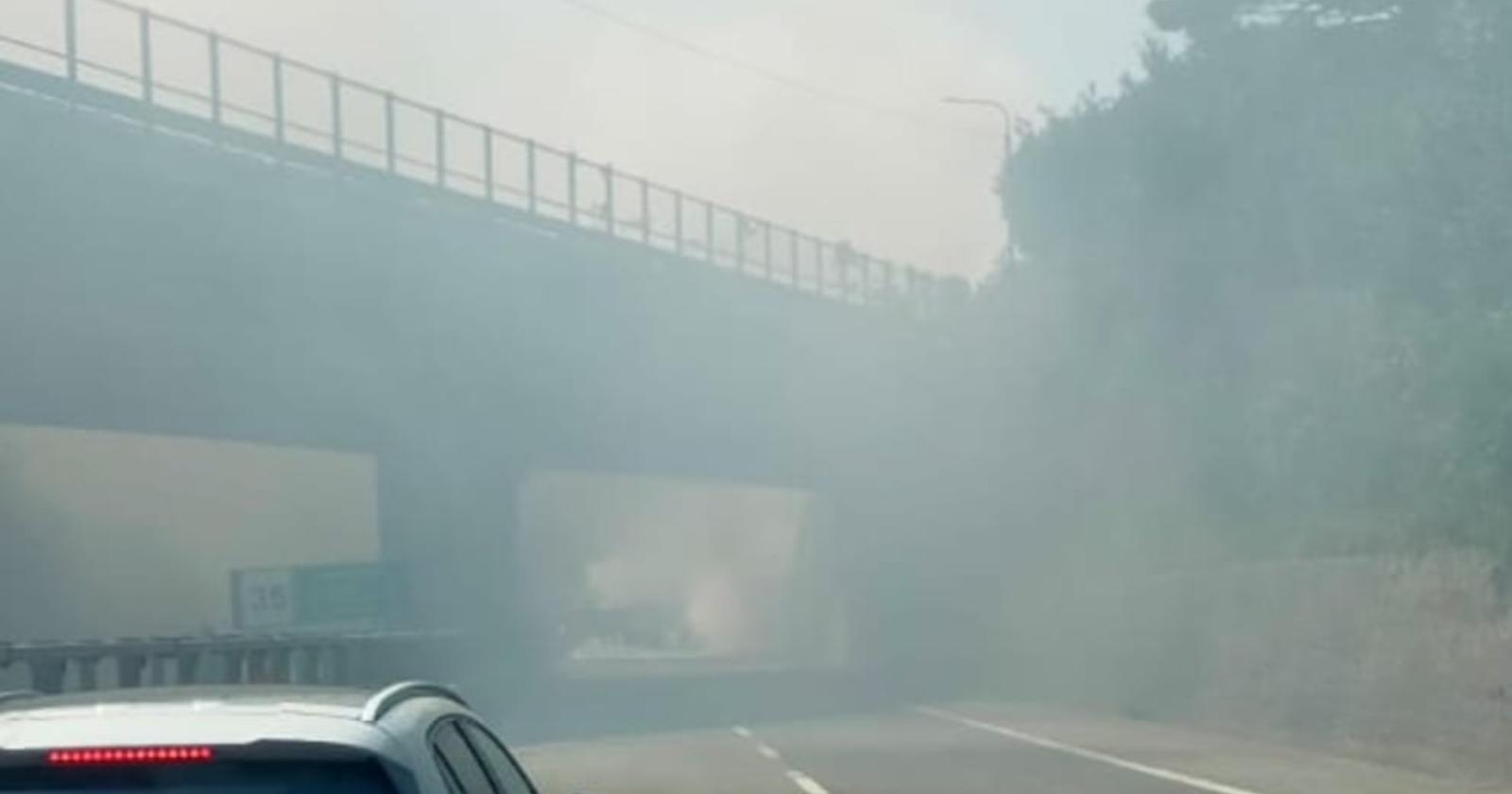A16 Napoli-Canosa, bus turistico diretto a Matera prende fuoco: salvi 37 passeggeri