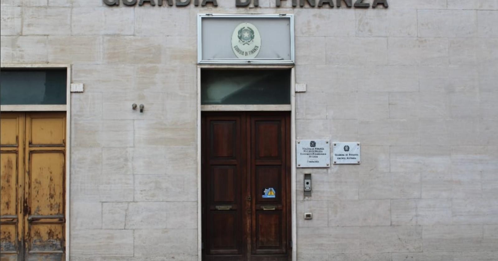 Prodotti non sicuri e privi di etichette, maxi sequestro delle Fiamme Gialle nel Potentino