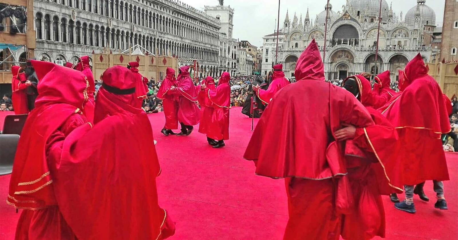 Lavello chiude il Carnevale 2026: il Rosso Domino accende il Paese 
