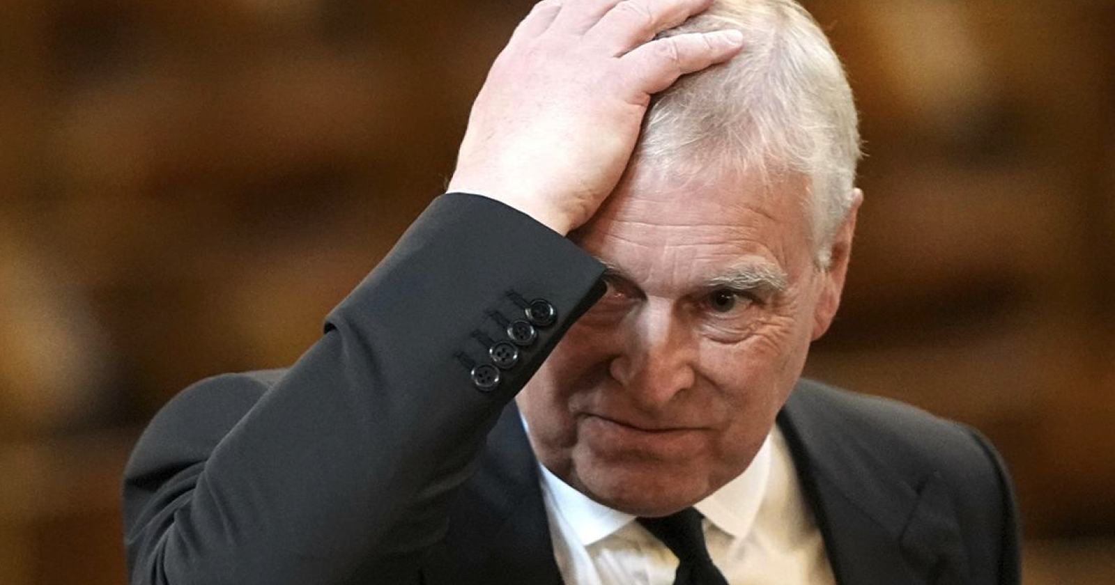 Il tramonto delle eminenze: Londra e il rito dell'autopurificazione