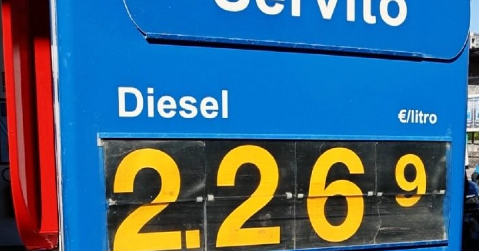 Caro carburante, rincari anche in autostrada: gasolio servito oltre i 2 euro a litro