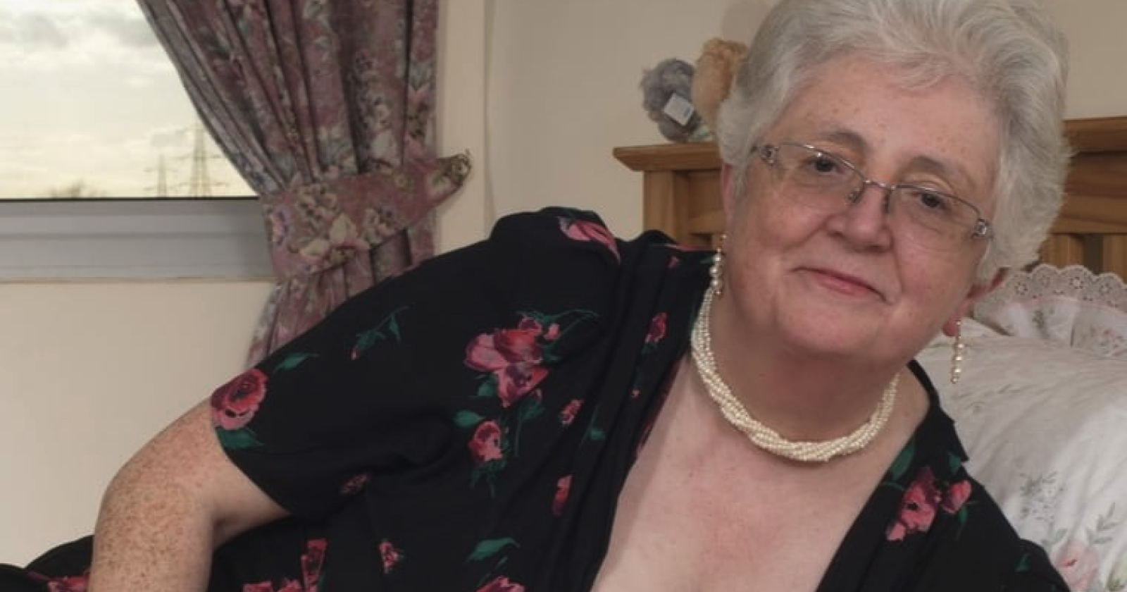 A 73 anni il corpo come scelta: il caso Caroline Vee e la libert&agrave; che disturba