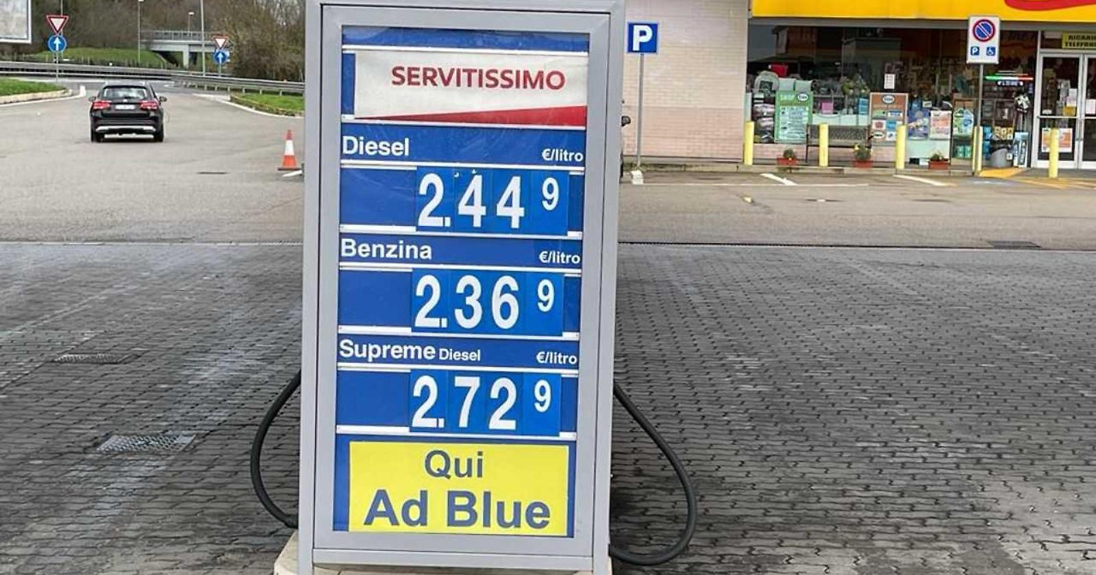 Caro carburante, il grande bluff: il petrolio scende ma gli italiani pagano di pi&ugrave;