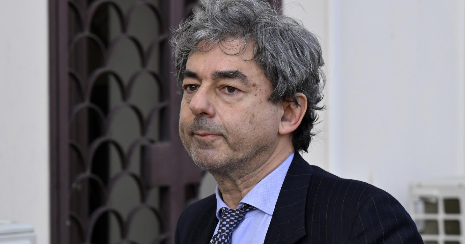 L'Enigma  di un Addio tra Cocci di Vetro e il Peso della Storia 