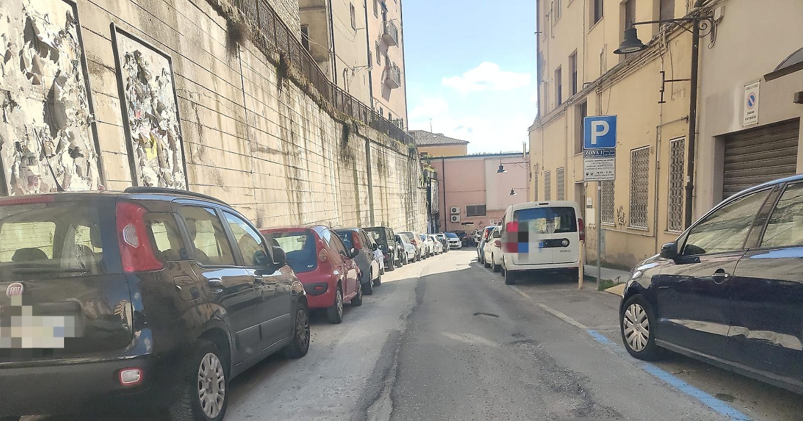 Potenza, strada-disastro: Via IV Novembre ridotta ad un percorso a ostacoli