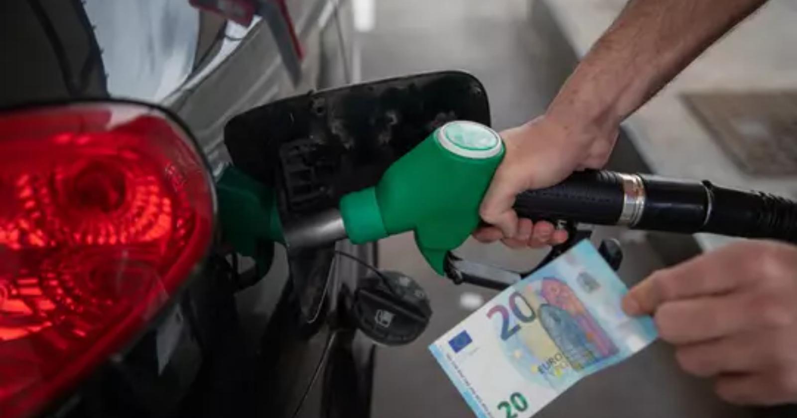 Carburanti, resta il nodo accise: il governo valuter&agrave; a fine aprile