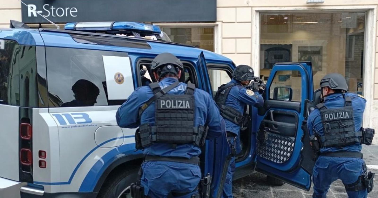 Potenza: simulato un sequestro, esercitazione nel centro storico della Polizia di Stato 
