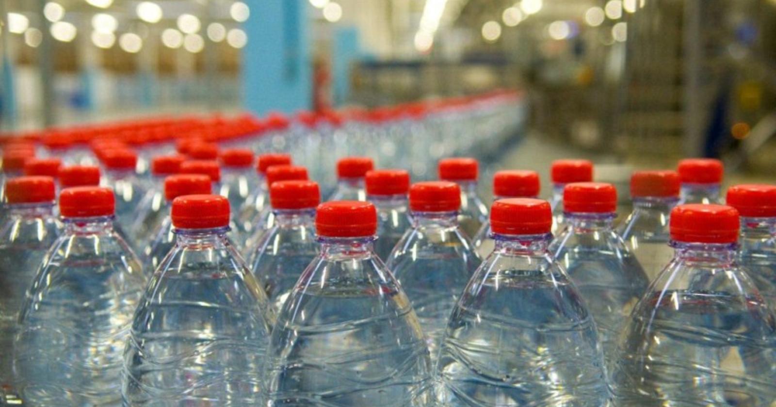 Anche l&rsquo;acqua in bottiglia diventa un lusso, stangata da 600 milioni 