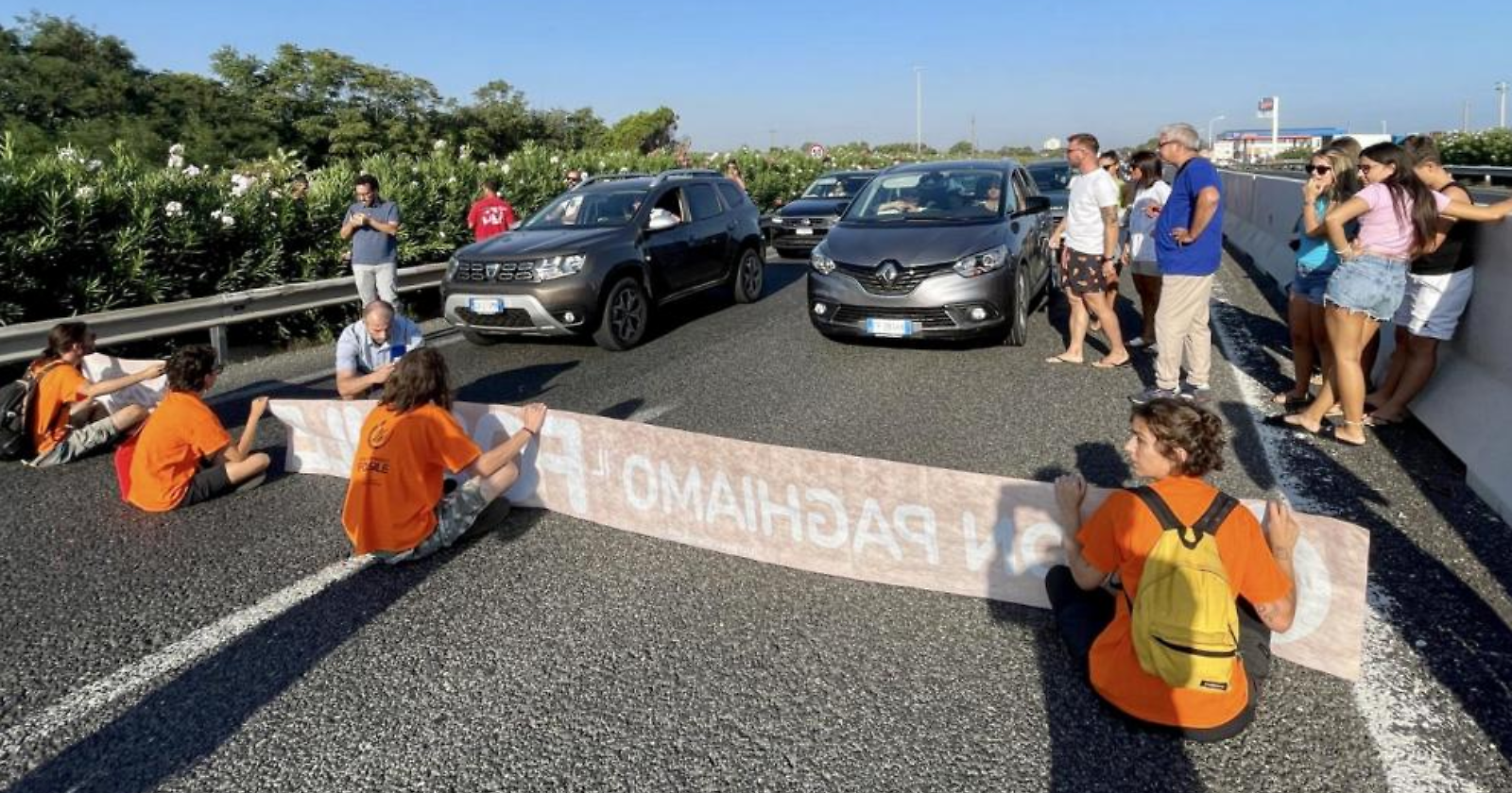Giovani di "Ultima Generazione" bloccano la Statale 16 in Puglia contro il Governo che non fa nulla per le speculazioni climatiche
