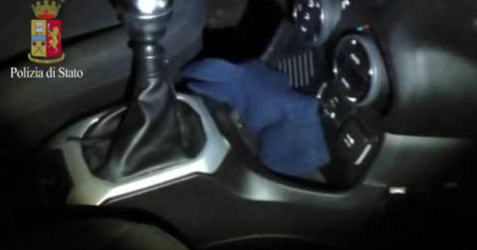 Le immagini del blitz della polizia all'interno del deposito di auto rubate