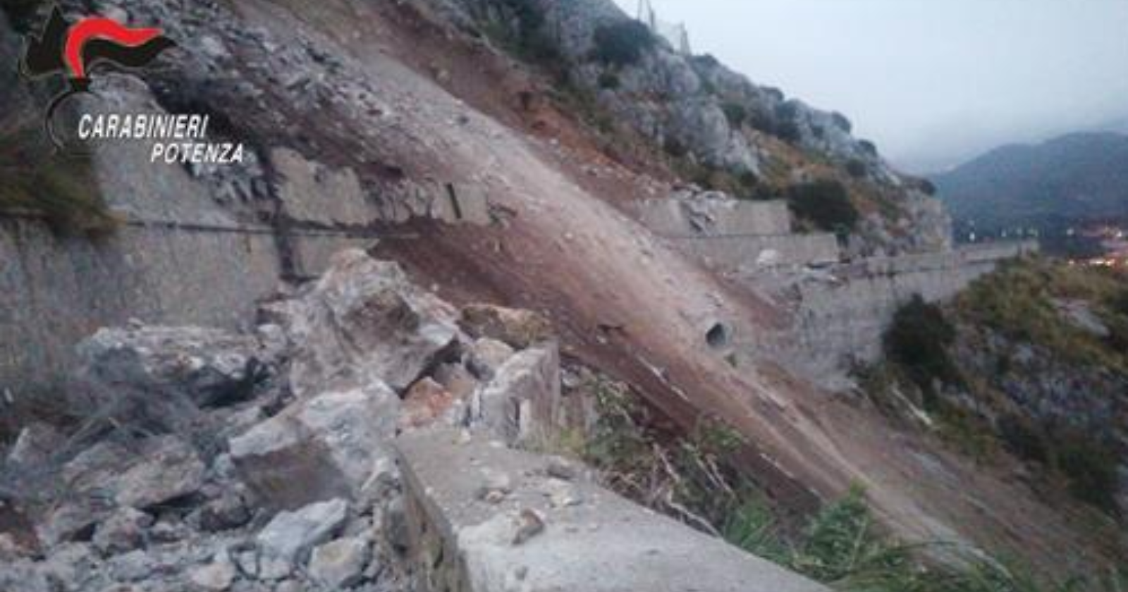 Frana a Maratea in località Castrocucco: massi occupano la Statale 18