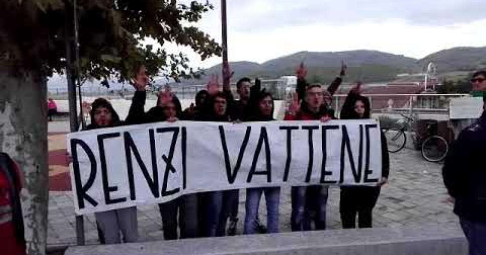 «Renzi vattene!», i briganti a Tito lo accolgono così
