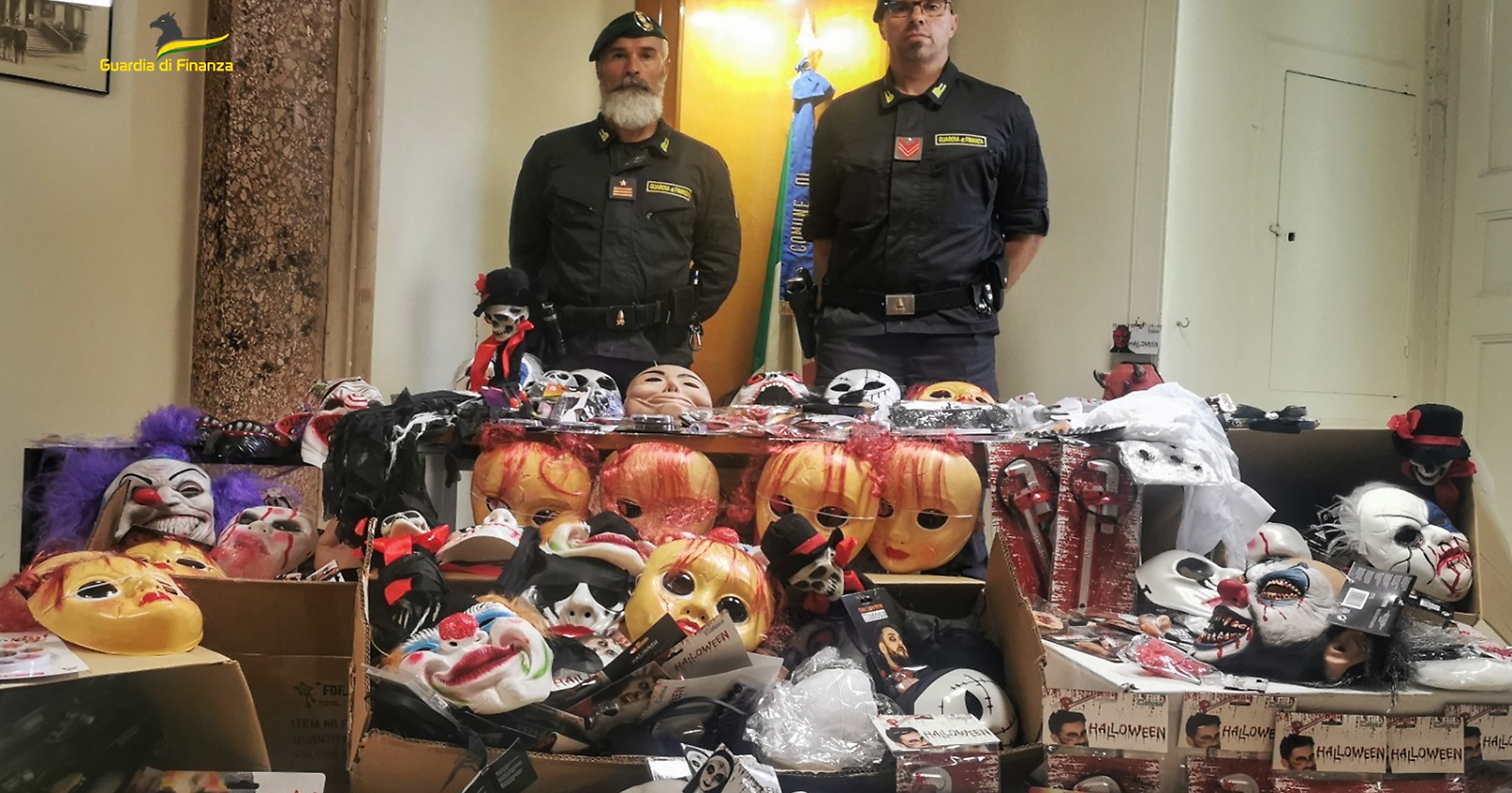 Dolcetto o scherzetto? Per Halloween la sorpresa la fa la GdF a un negozio di Cerignola sequestrando 2mila prodotti a tema